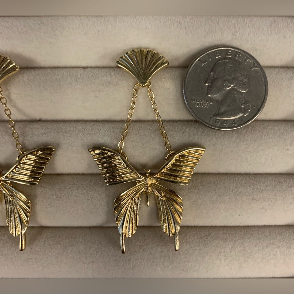 🦋 Golden Butterfly Dangle Earrings - Picture 9 of 9